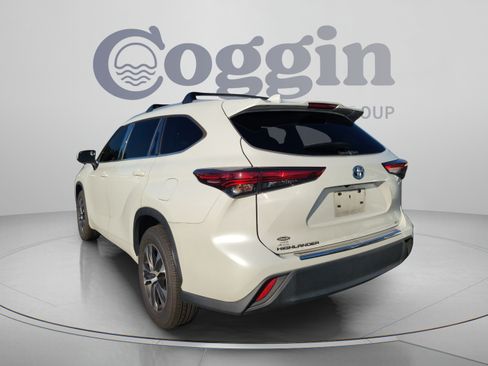 Used 2022 Toyota Highlander XLE FWD image 2