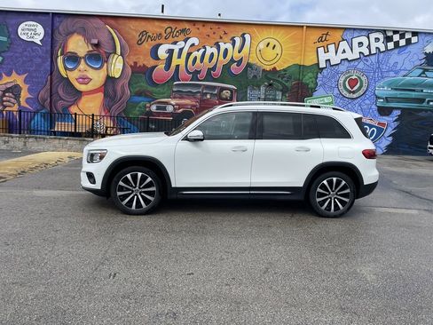 Used 2022 Mercedes-Benz GLB 250 4MATIC image 2