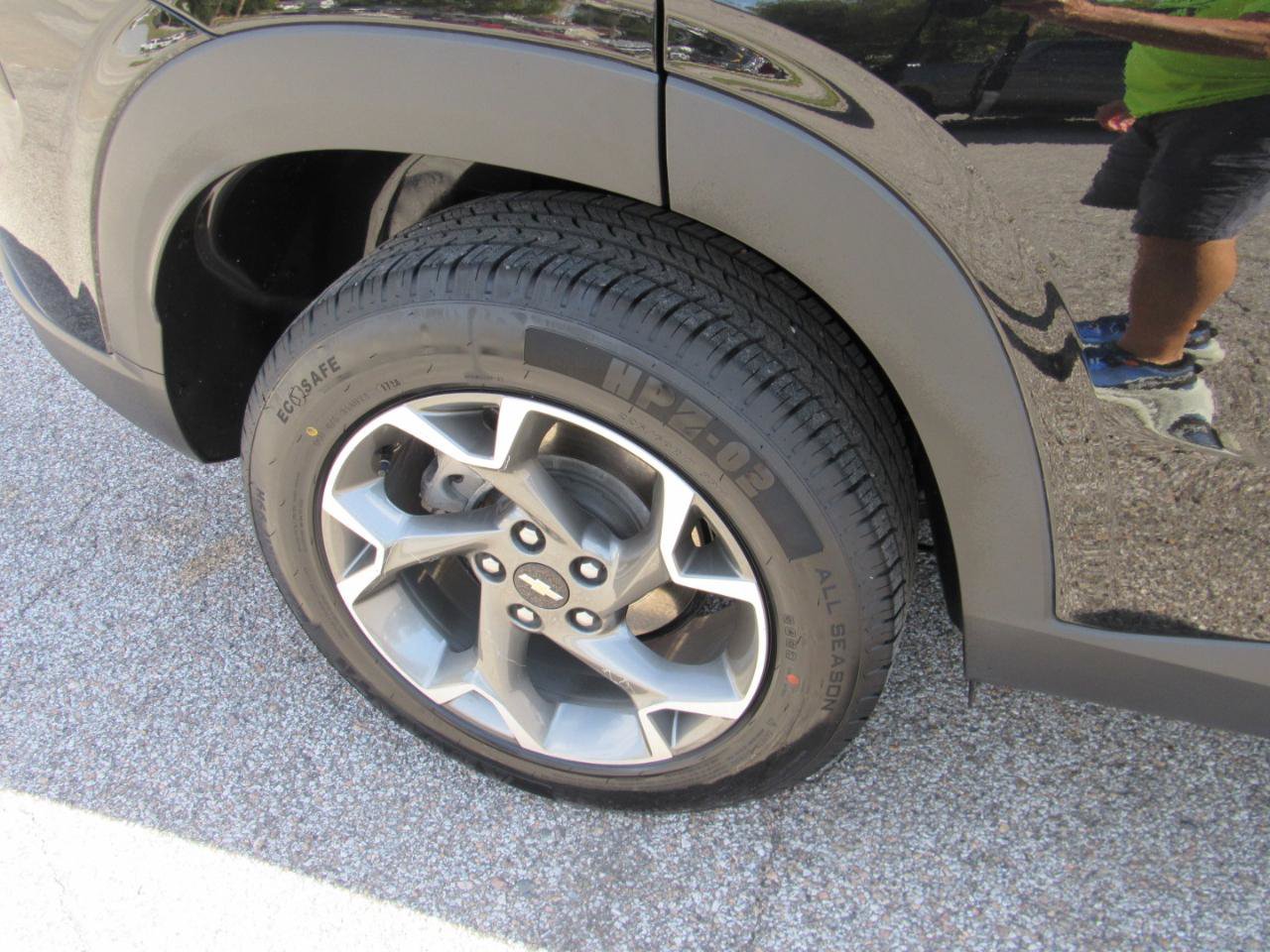 Used 2025 Chevrolet Trax LT FWD image 4