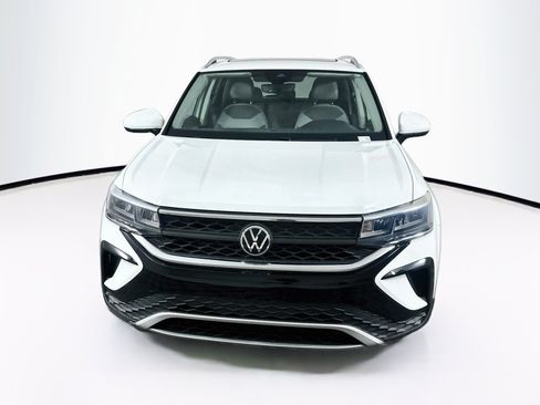Used 2022 Volkswagen Taos SE w/ Panoramic Sunroof Package FWD image 2