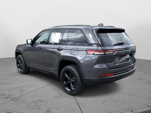 Used 2023 Jeep Grand Cherokee Altitude image 5