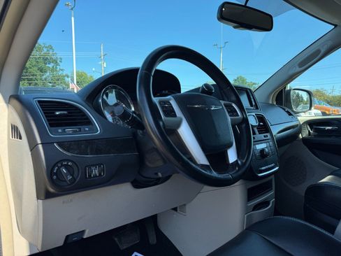 Used 2014 Chrysler Town & Country Touring FWD image 14