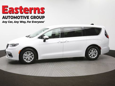 Used 2023 Chrysler Pacifica Touring-L FWD image 60