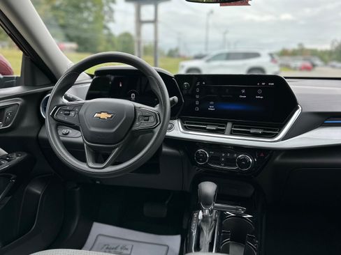 Used 2024 Chevrolet Trax LT FWD image 10