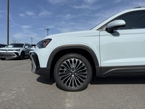 New 2025 Volkswagen Taos SE image 9