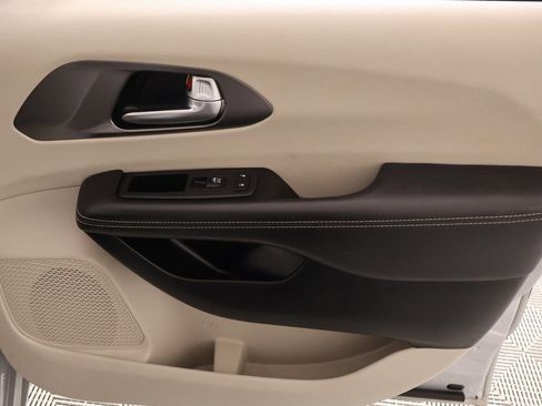Used 2024 Chrysler Pacifica Touring-L FWD image 17