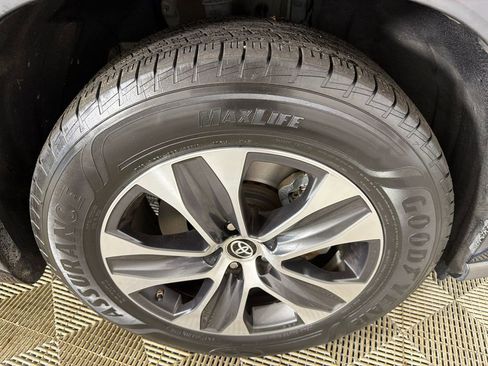 Used 2021 Toyota Highlander XLE image 13