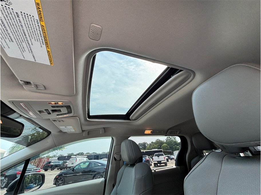 Used 2023 Toyota Sienna XLE FWD image 34