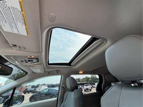 Used 2023 Toyota Sienna XLE FWD image 34