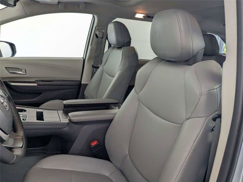 Used 2024 Toyota Sienna XLE FWD image 12