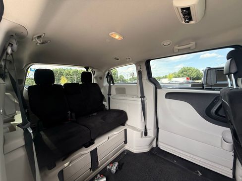 Used 2013 Dodge Grand Caravan SXT FWD image 18