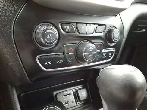 Used 2018 Jeep Cherokee Overland AWD/4WD image 19