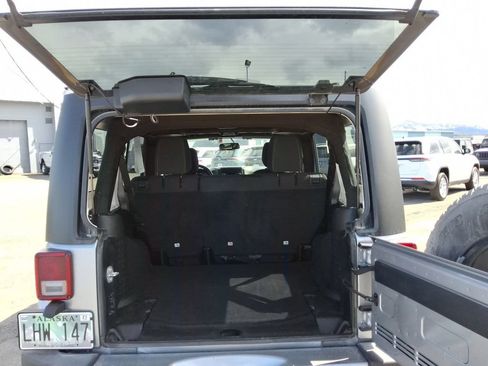 Used 2018 Jeep Wrangler Unlimited Sahara w/ Connectivity Group AWD/4WD image 11