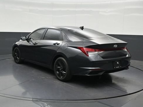 Used 2021 Hyundai Elantra SEL w/ Preferred Accessory Package FWD image 3