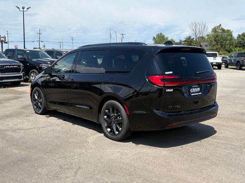 Used 2025 Chrysler Pacifica Limited FWD image 5