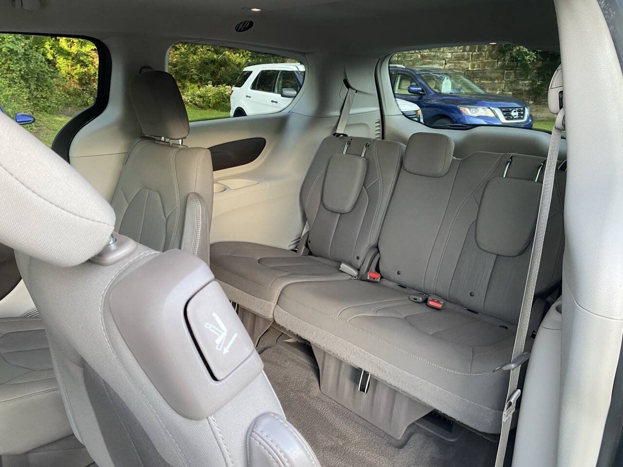 Used 2020 Chrysler Pacifica Touring FWD image 12