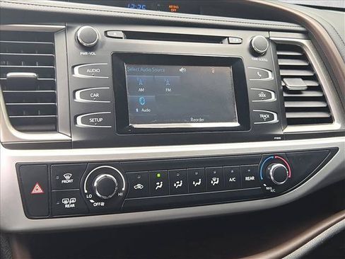 Used 2019 Toyota Highlander LE FWD image 14
