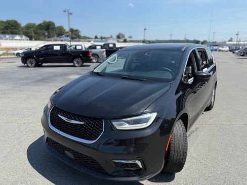 Used 2023 Chrysler Pacifica Touring-L FWD image 14