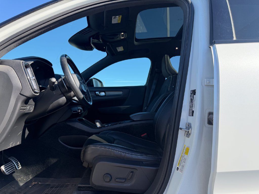 Used 2020 Volvo XC40 T5 R-Design AWD/4WD image 5