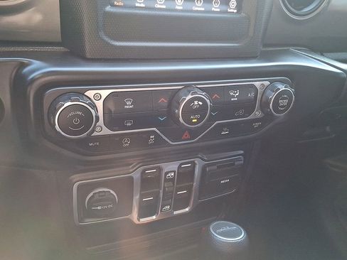 Used 2022 Jeep Gladiator Sport image 18