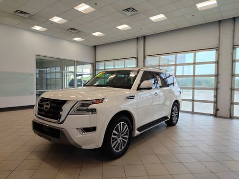 Used 2024 Nissan Armada SL w/ Captain's Chairs Package AWD/4WD image 8