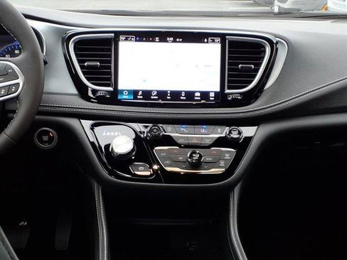 New 2026 Chrysler Pacifica Limited w/ Trailer Tow Group FWD image 7