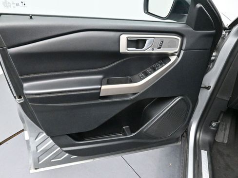 Used 2023 Ford Explorer Limited image 3