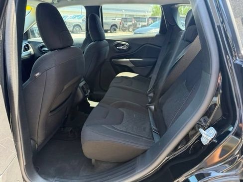Used 2021 Jeep Cherokee Latitude AWD/4WD image 4