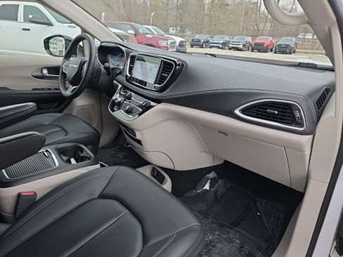 Used 2024 Chrysler Pacifica Select image 19
