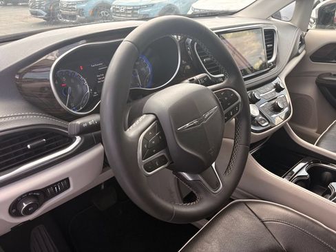Used 2023 Chrysler Pacifica Limited FWD image 10
