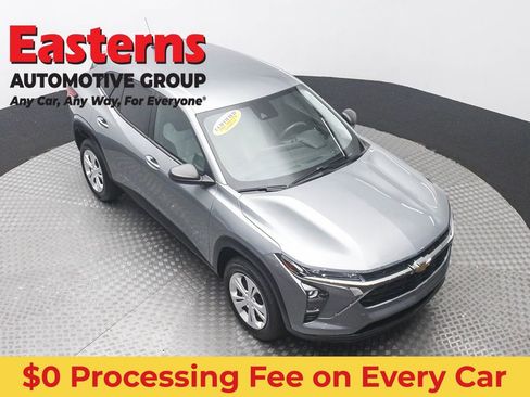 Used 2024 Chevrolet Trax LS w/ Driver Confidence Package FWD image 3
