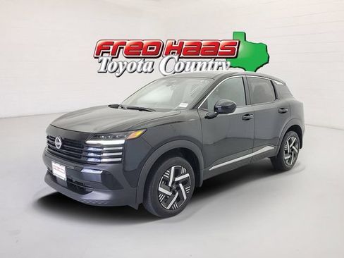 Used 2025 Nissan Kicks SV w/ Illumination Package FWD image 1