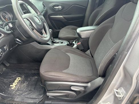 Used 2019 Jeep Cherokee Latitude w/ Popular Appearance Group image 5