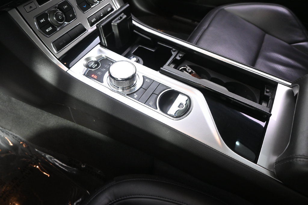 Used 2014 Jaguar XF Supercharged RWD image 32