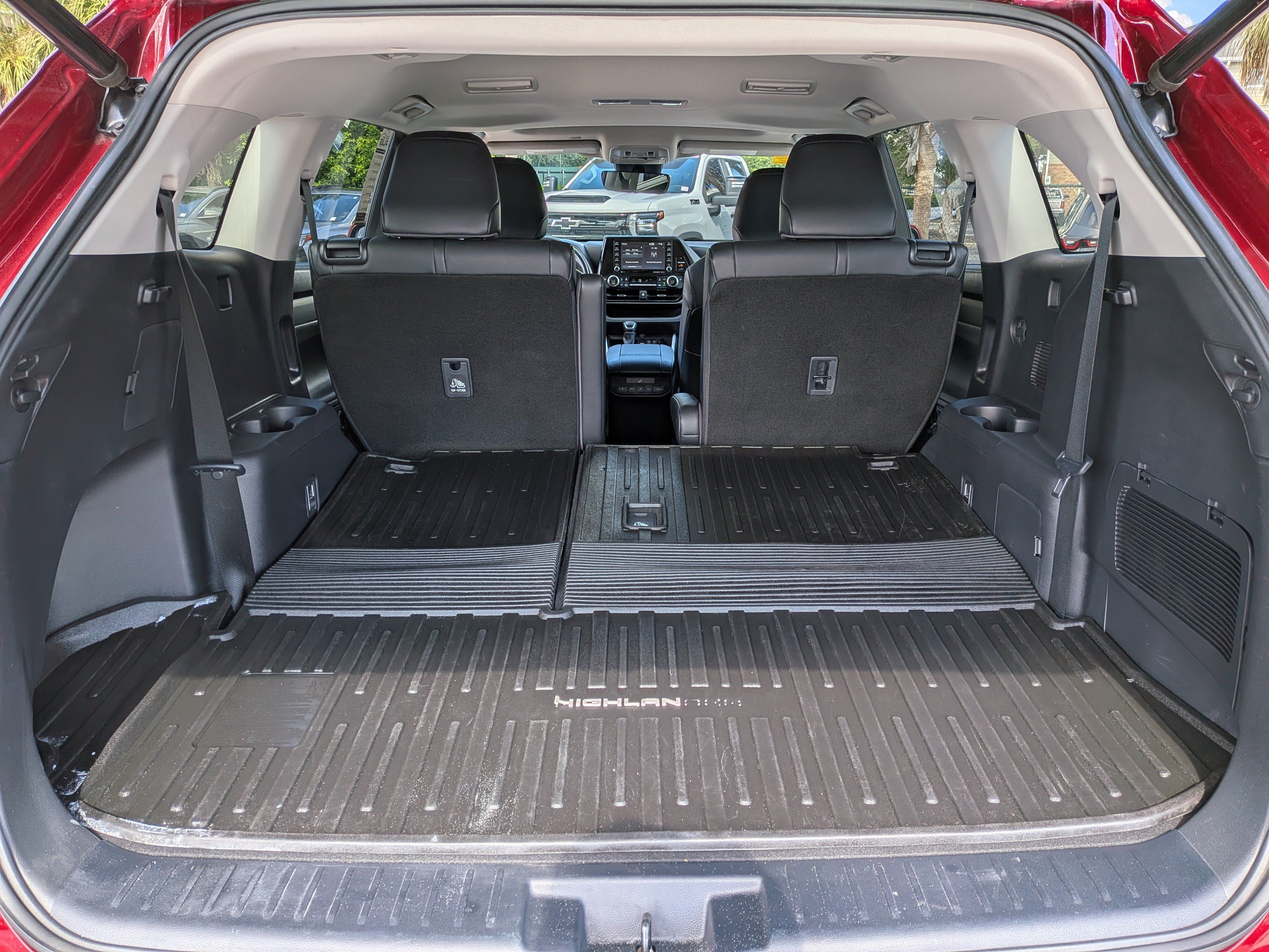 Used 2020 Toyota Highlander XLE AWD/4WD image 13