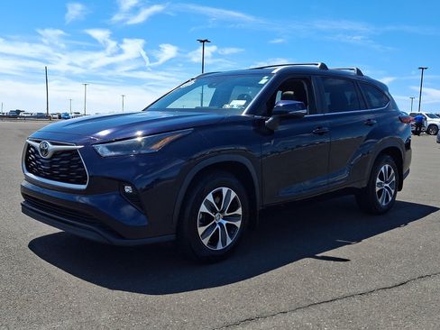 Used 2023 Toyota Highlander XLE FWD image 3