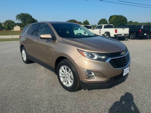 Used 2019 Chevrolet Equinox LT FWD image 2