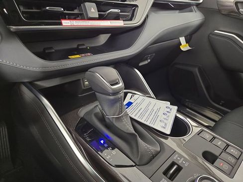 Used 2025 Toyota Highlander Platinum image 21