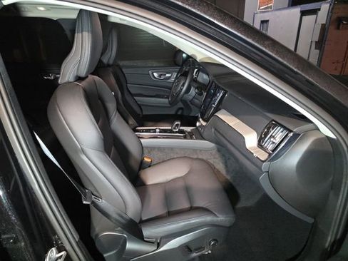 Used 2025 Volvo XC60 B5 Plus image 9