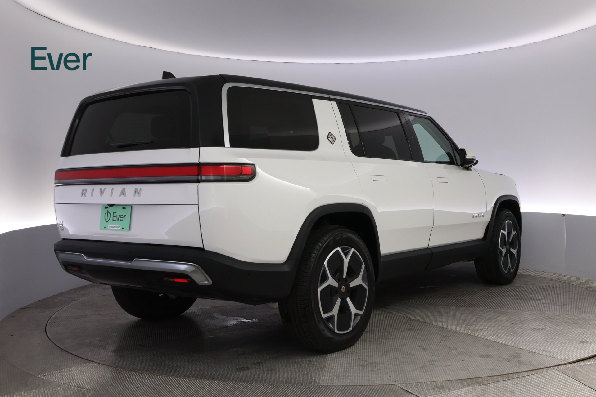 Used 2024 Rivian R1S Adventure Dual AWD/4WD image 3