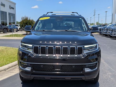 Used 2022 Jeep Wagoneer Series I w/ Premium Group I AWD/4WD image 2