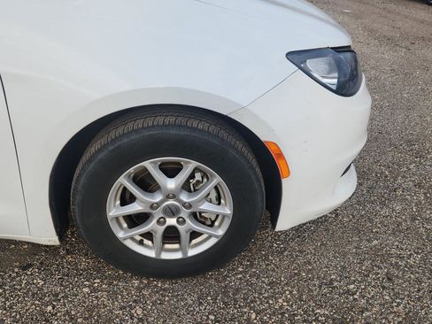 Used 2022 Chrysler Voyager LX image 2