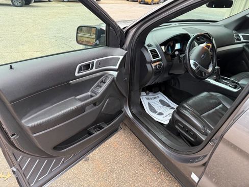 Used 2014 Ford Explorer XLT w/ Equipment Group 202A image 9