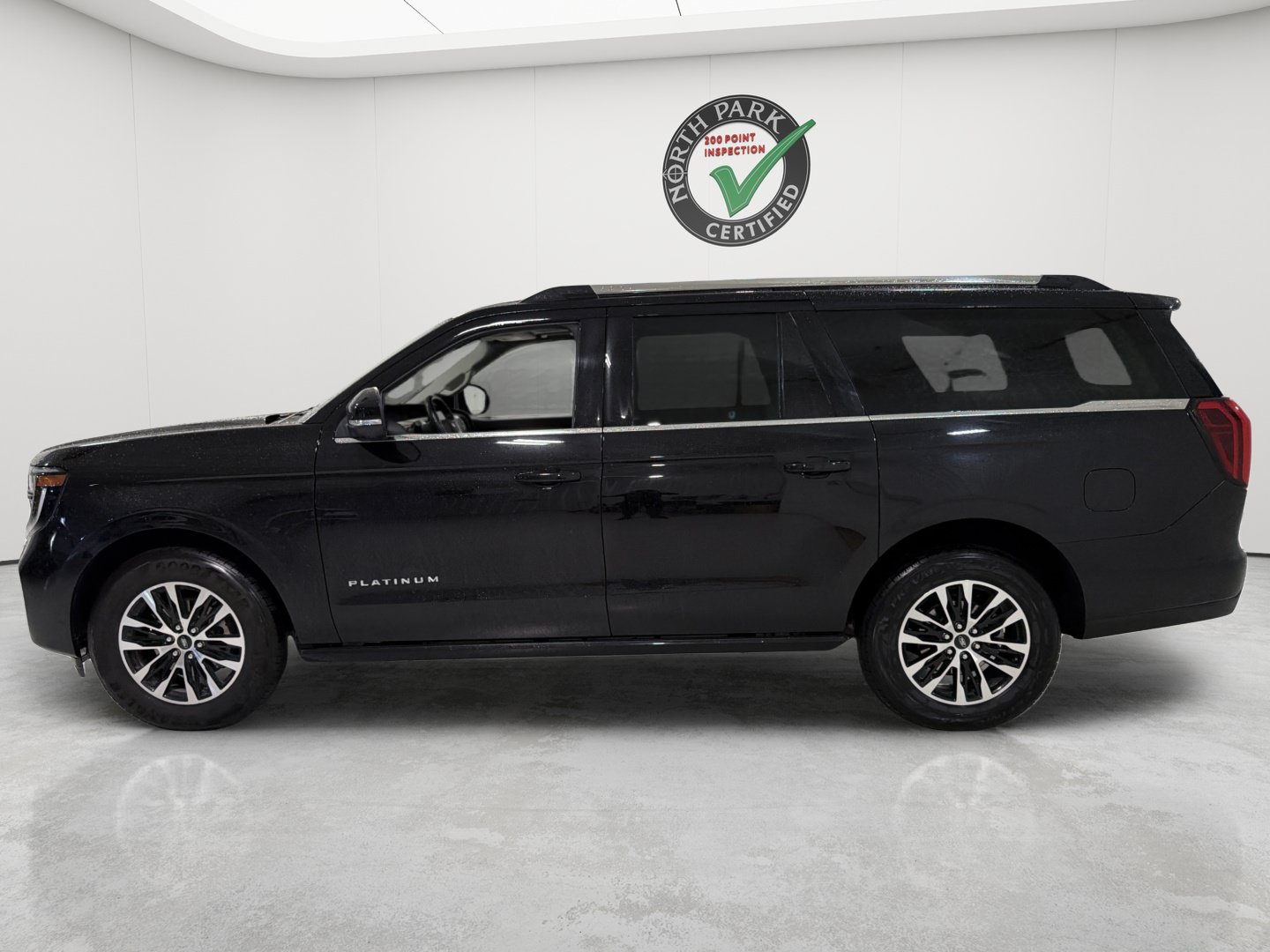 Used 2025 Ford Expedition Max Platinum AWD/4WD image 2