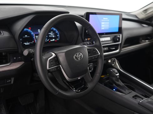 Used 2025 Toyota Grand Highlander AWD image 22