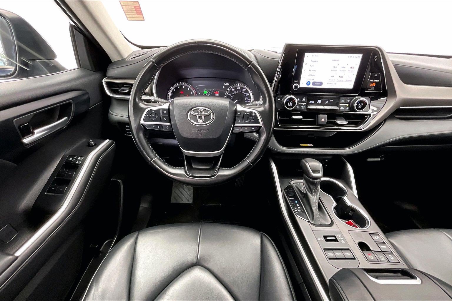 Used 2023 Toyota Highlander XLE AWD/4WD image 4