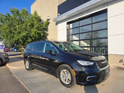 Used 2024 Chrysler Pacifica Touring-L FWD image 2