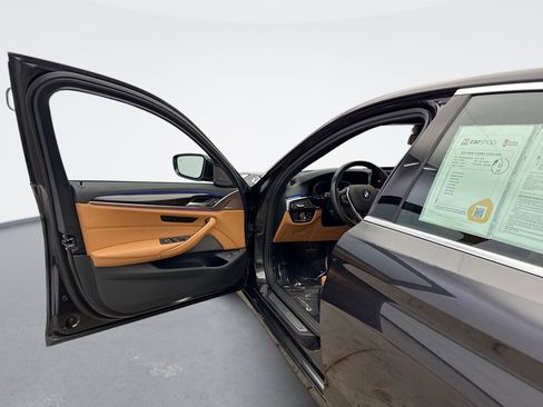 Used 2023 BMW 530i xDrive w/ Premium Package image 9