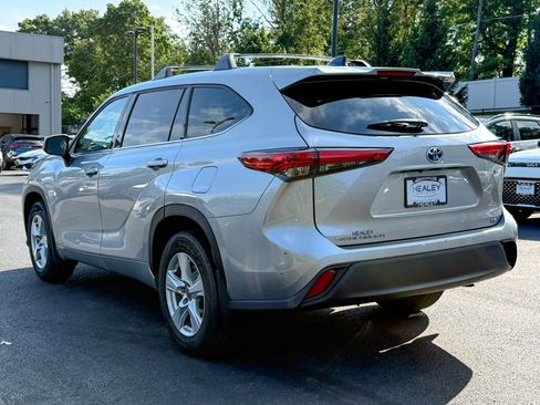 Used 2022 Toyota Highlander LE image 2