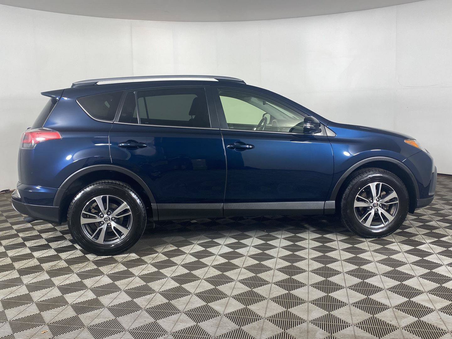 Used 2018 Toyota RAV4 XLE AWD/4WD image 7